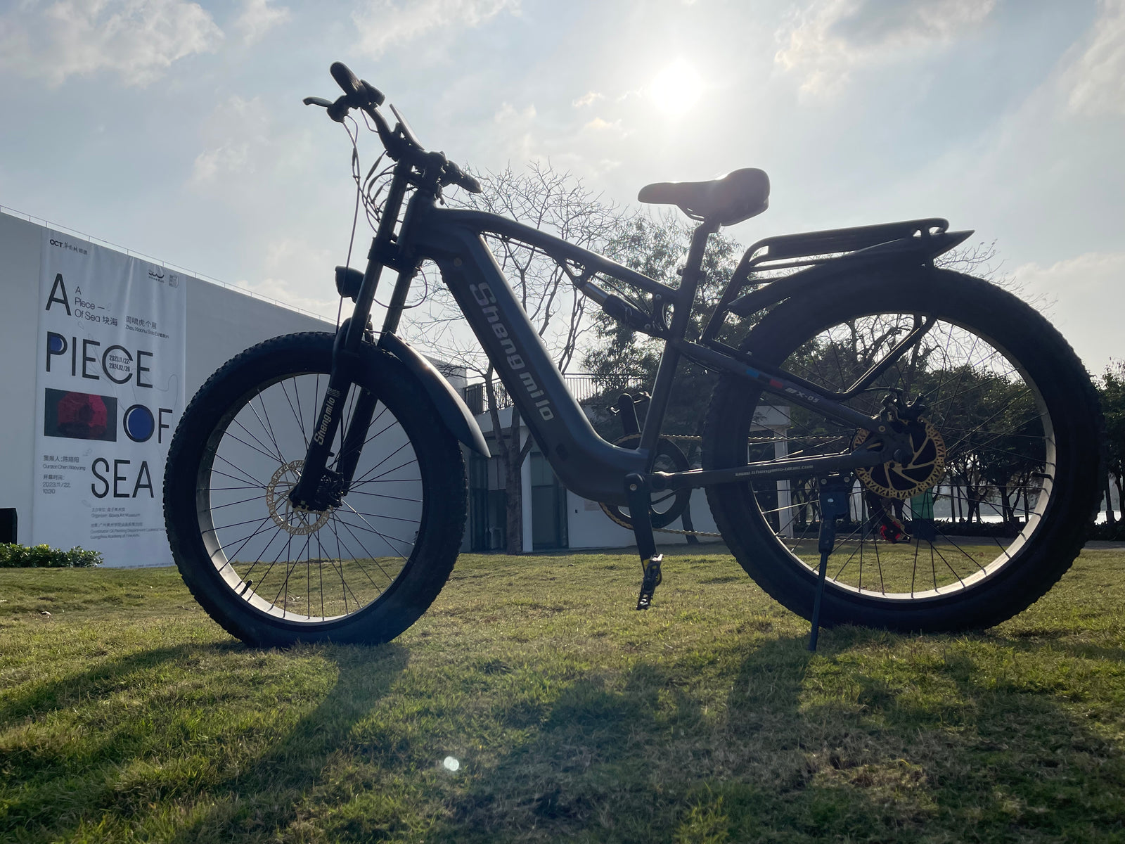 26-Zoll Breet Pneuen: Shengmilo elektresche Vëlo erobert all Terrain an dauert laang Liewensdauer