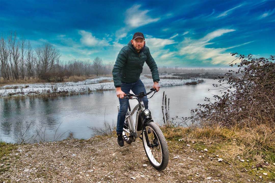 All-Terrain-Elektrofahrrad mit fetten Reifen