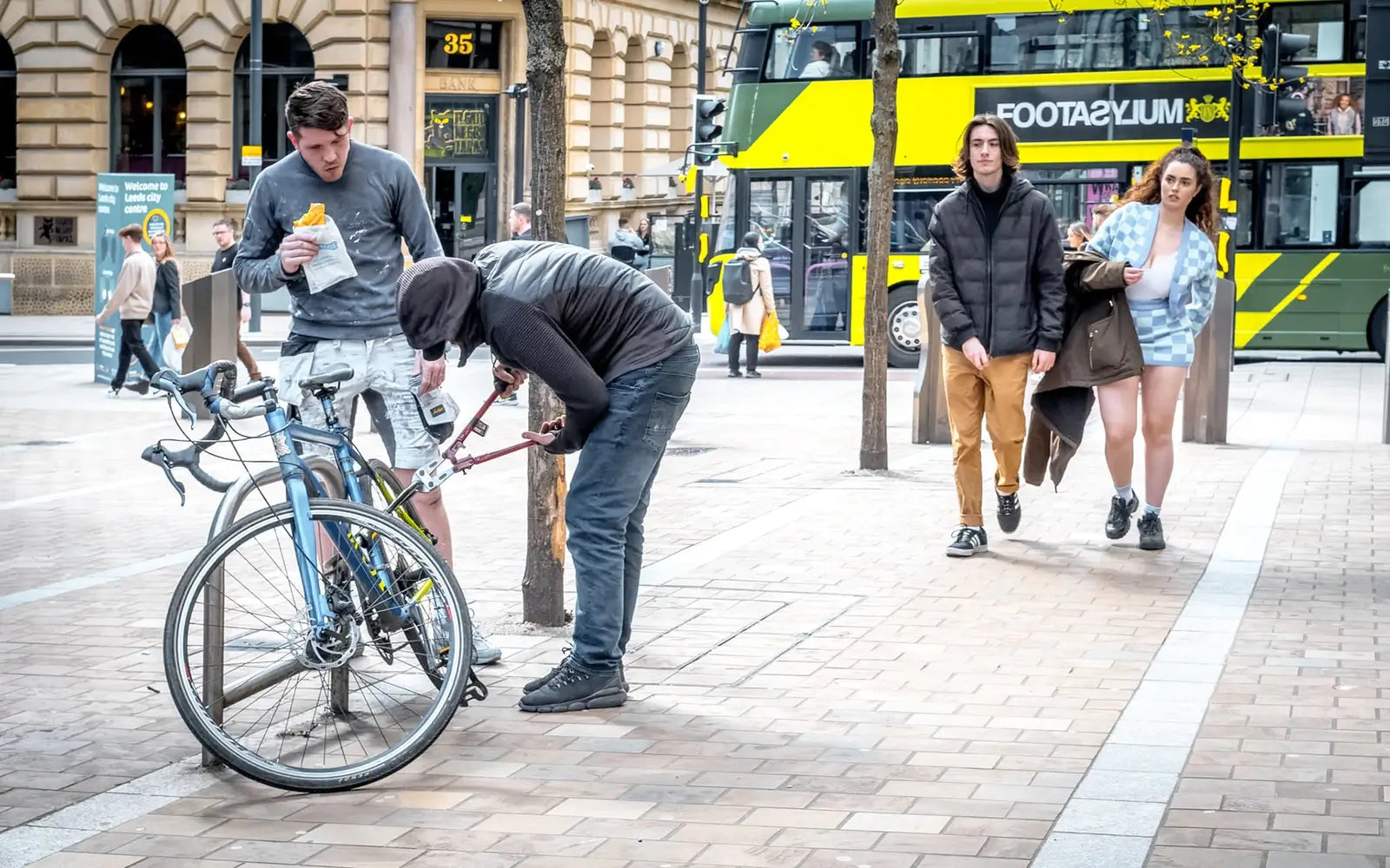 Electric bike thief in broad daylight