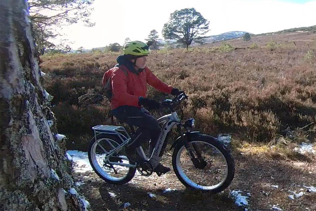 Otec rád jazdí na elektrickom bicykli, aby preskúmal rôzne lesné chodníky.