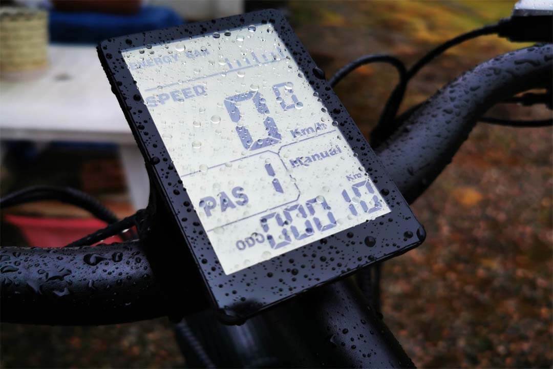 Conduite pluvieuse en vélo électrique dans la nature: précautions de sécurité essentielles