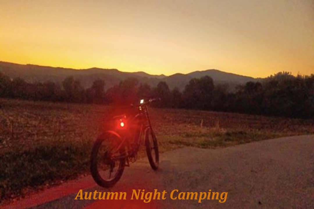 Cycling Under the Autumn Stars: Essential Tipps fir Night Camping mat Ärem Shengmilo Electric Bike