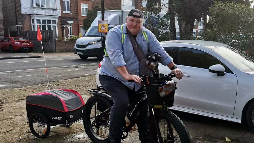 Hur cyklar du säkert på en elcykel med din hund?