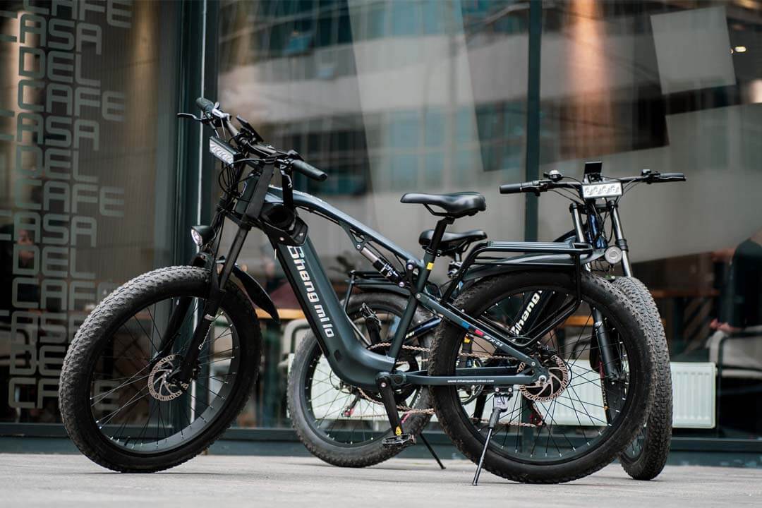 explorer les cafés de la ville sur un vélo électrique