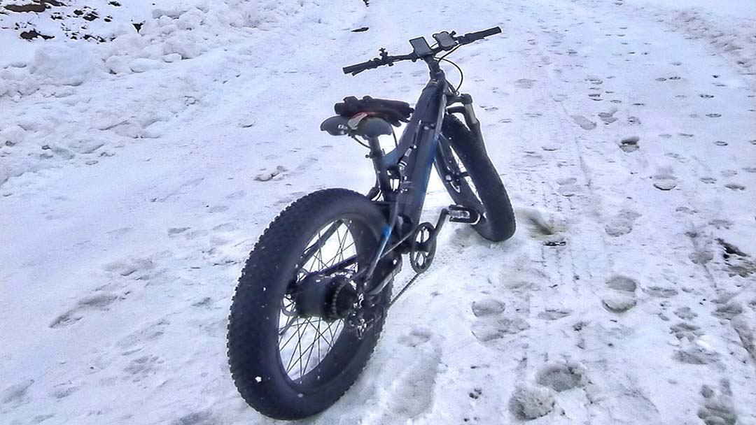 Was ist besser für das Fahren im Winter: E-Bikes mit dicken Reifen oder dünnen Reifen?