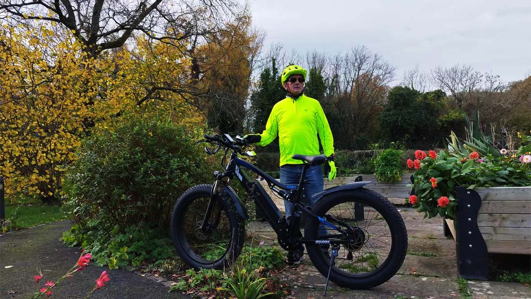 ¿Cómo monto una bicicleta eléctrica en las calles de la ciudad?