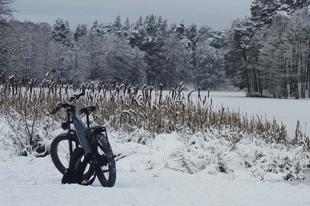 Ziemas riteņbraukšana: Fat Tire vs. Šaurās riepas elektriskie velosipēdi